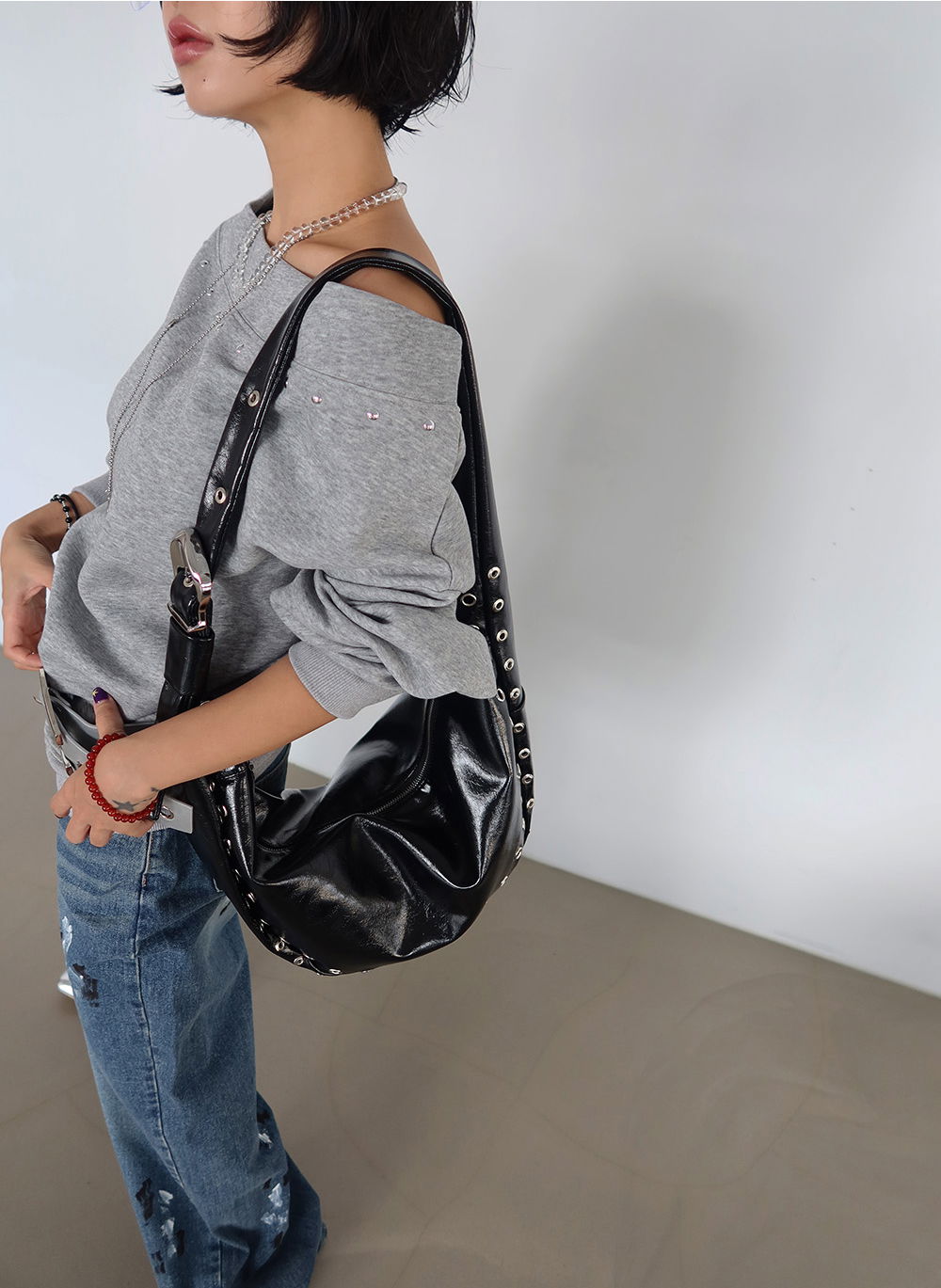 가방 모델 착용 이미지-S1L77