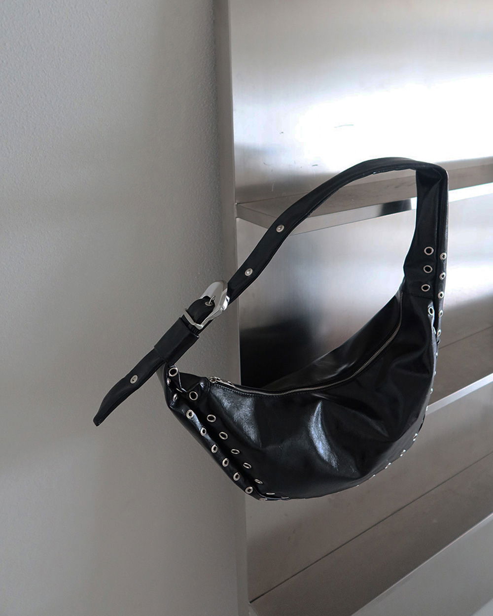 가방 모델 착용 이미지-S1L82