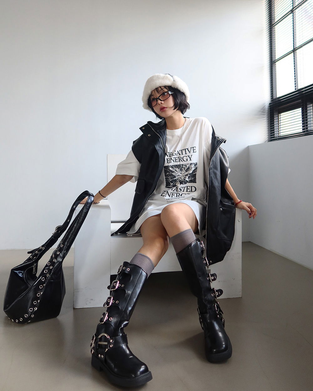 가방 모델 착용 이미지-S1L89