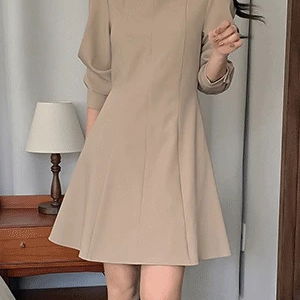 도에르핀 절개 플레어 미니 원피스