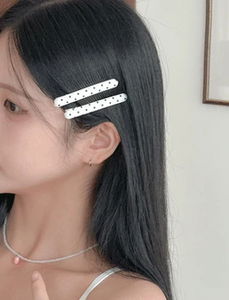 2-piece set of polka-dot pins