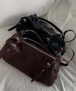 仿舊皮革鉚釘金屬扣肩背包