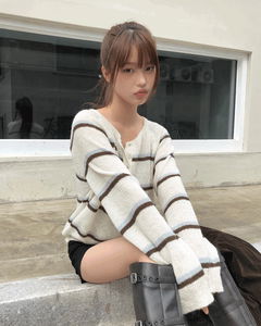 經典條紋排扣圓領寬鬆針織上衣