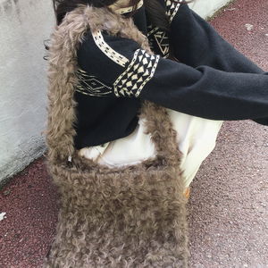 러딘 뽀글이 퍼 크로스 숄더백