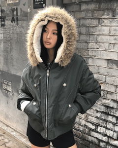 카잇 스냅 버튼 스티치 오버핏 퍼 야상 점퍼