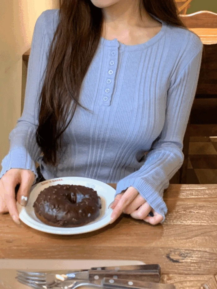 天藍色排扣羅紋窄版亨利領針織衫