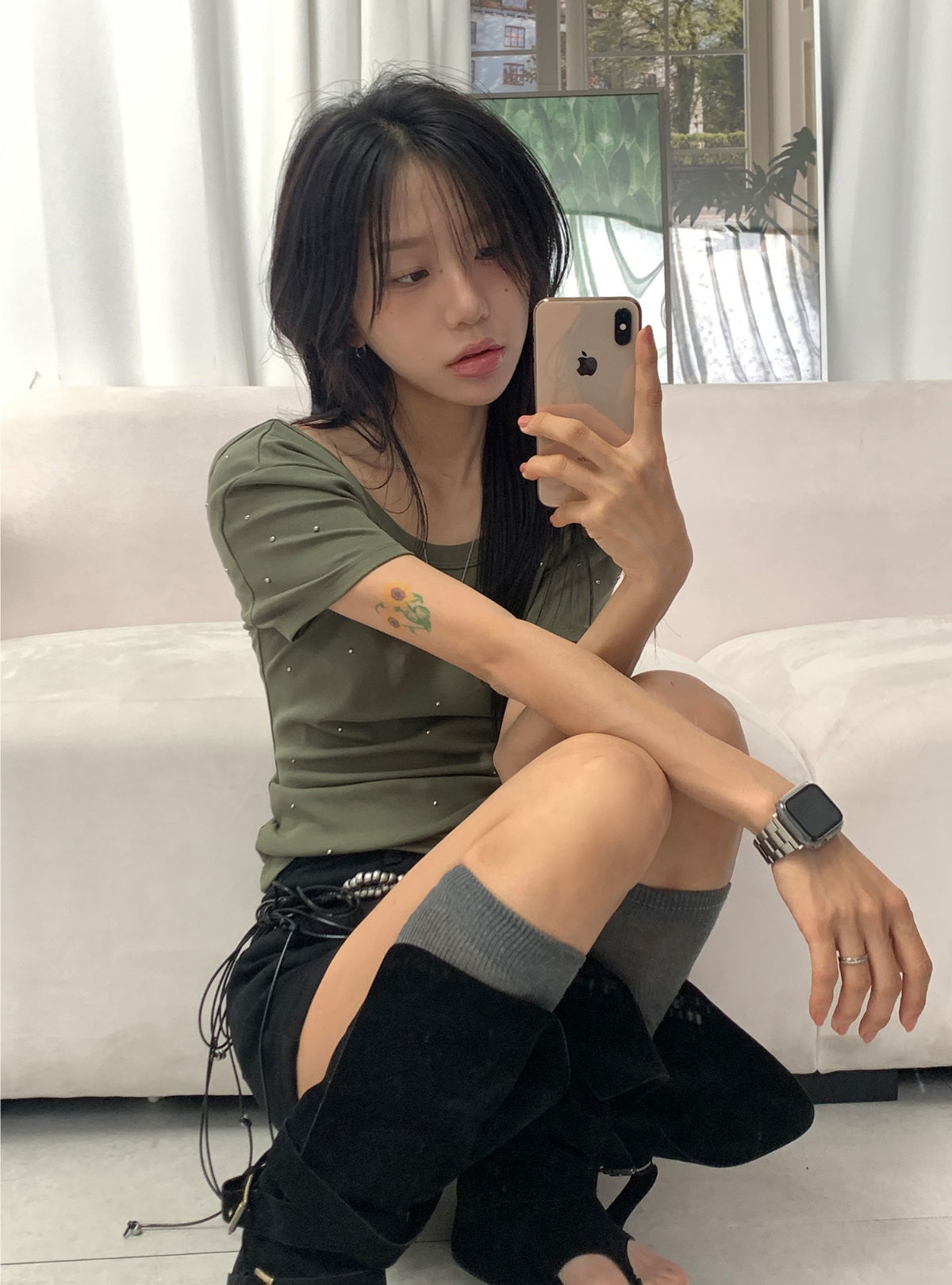 긴팔 티셔츠 모델 착용 이미지-S1L5