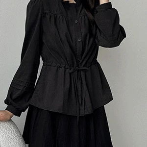 체프링드 프릴 핀턱 뒷리본 페플럼 블라우스