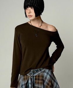 언프릴 언발 오프숄더 루즈 긴팔 티셔츠 Asymmetric Off-Shoulder Loose Long Sleeve T