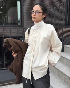 モックネックストラップブラウス