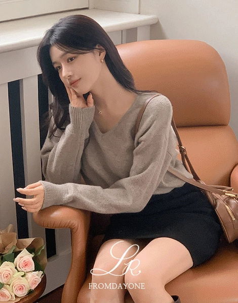 단독)시온느 울 브이넥 니트