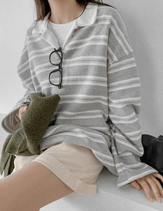 Three-line Striped V-Neck 4-piece open V-neck T-shirt