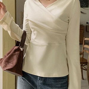 빌리인즈 스판 피치기모 플레어 소매 랩 티셔츠