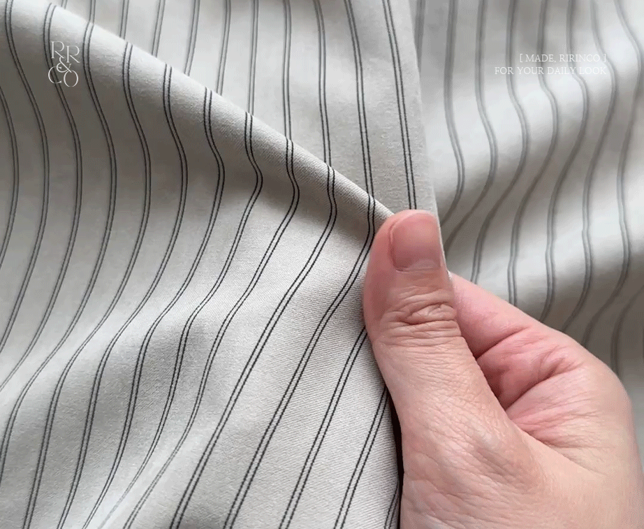 리리앤코 테스디핀 스트라이프 스트랩 셔링 블라우스