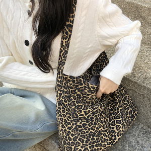 체카 호피 레오파드 캔버스 숄더백