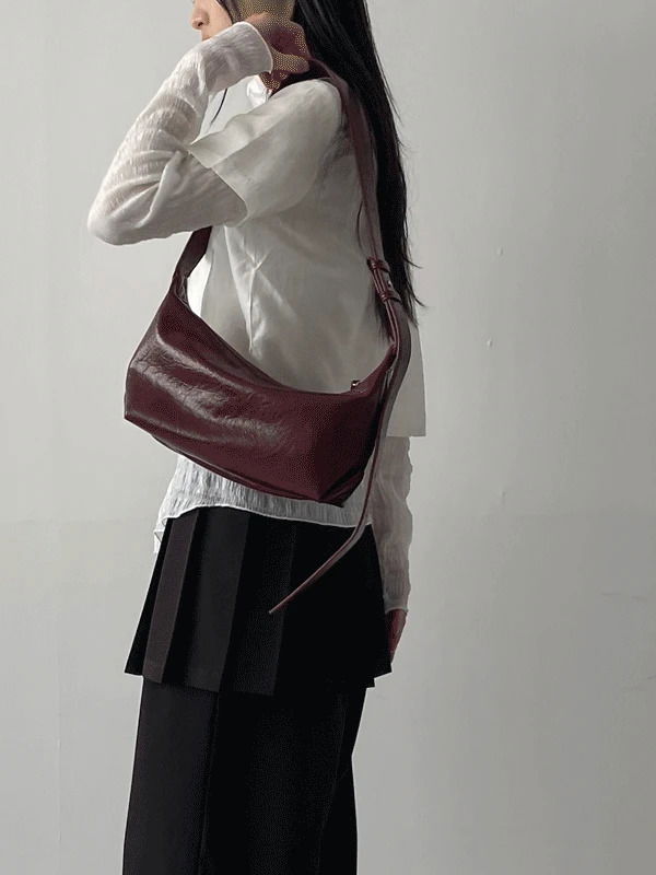 尼杜斯方形皮革斜背包