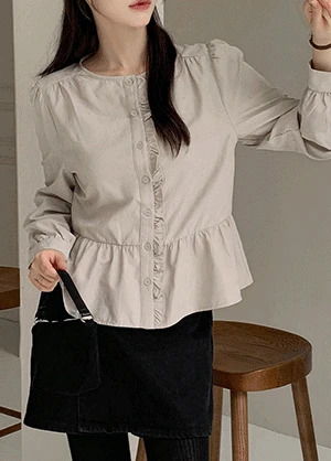 덴모어 프릴 셔링 라운드넥 블라우스