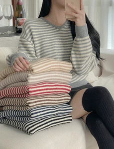 垂肩寬鬆V領條紋針織上衣