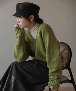 Labia Dotum Loose V-Neck Knit