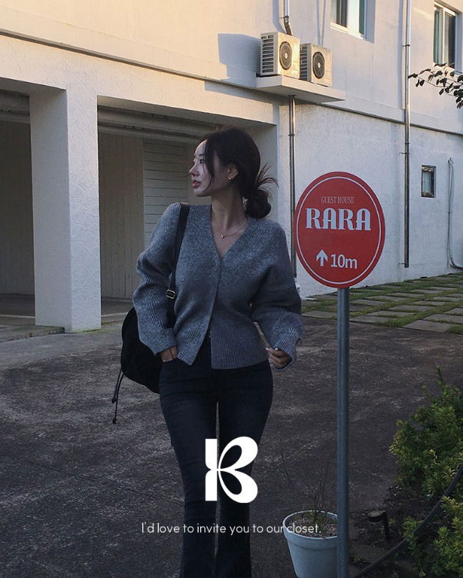 V-neck hidden knit cardigan.