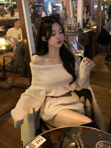 A delicate pearl off-shoulder knitwear with sequins, long shoulder slits, loose Loose-fit, avant-garde fit, year-end look, Christmas look, and Christmas coordination.