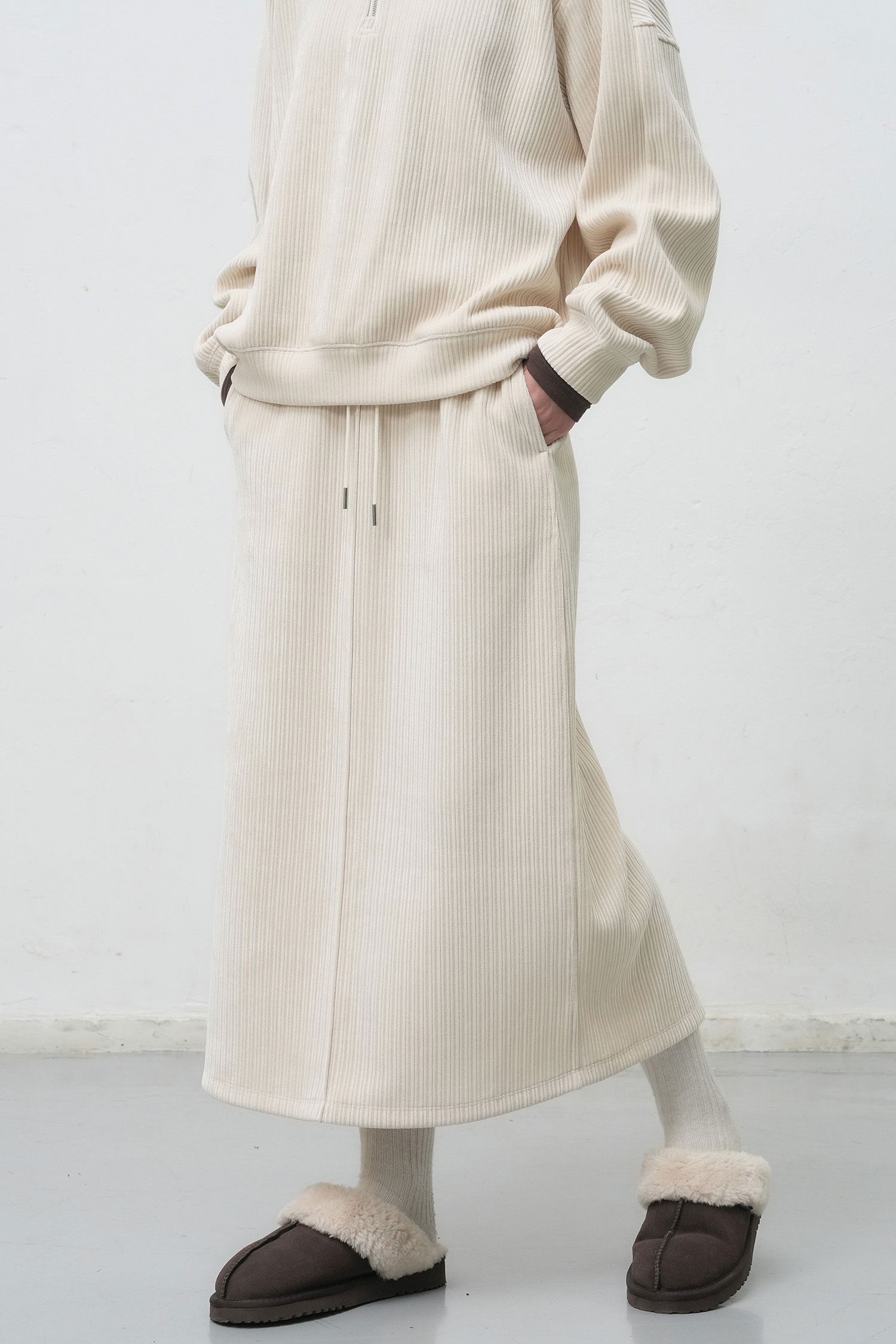 WOMAN 리브드 벨로아 밴딩 롱스커트