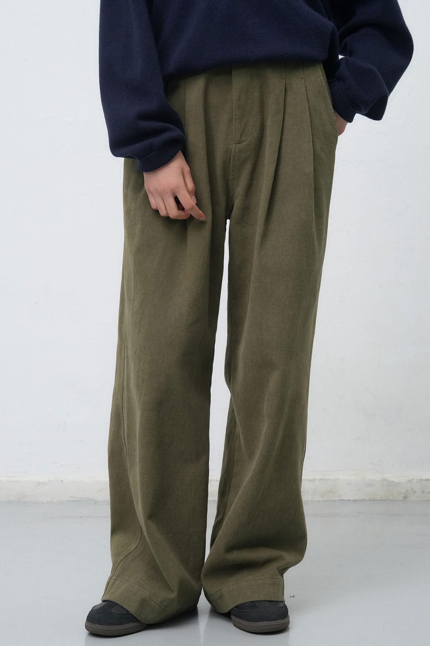 WOMAN 루즈핏 투턱 코튼 팬츠