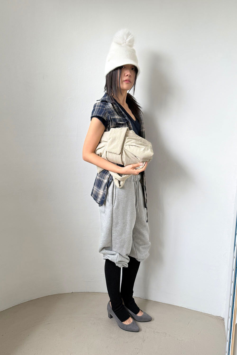 바지 모델 착용 이미지-S2L12