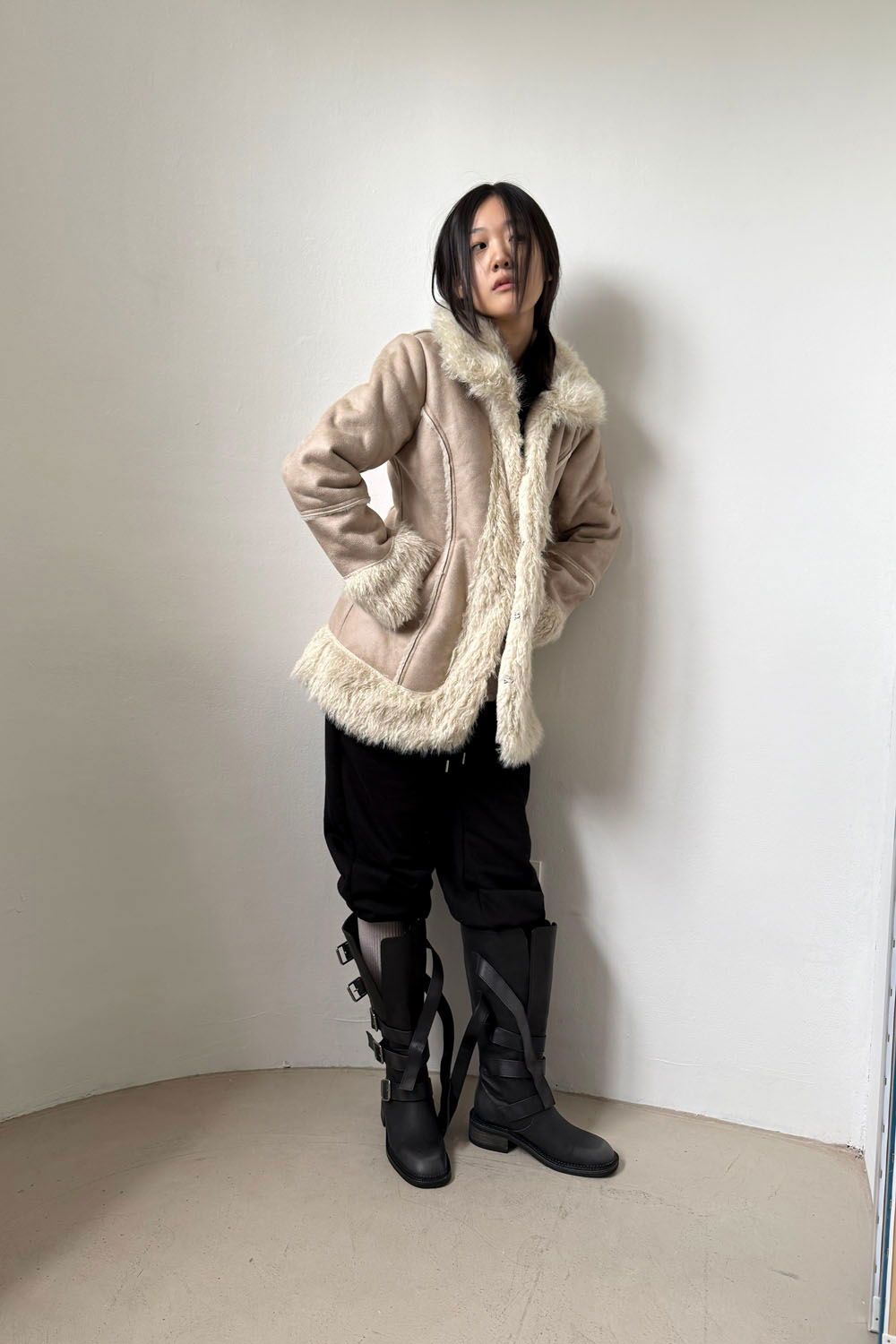 바지 모델 착용 이미지-S1L7