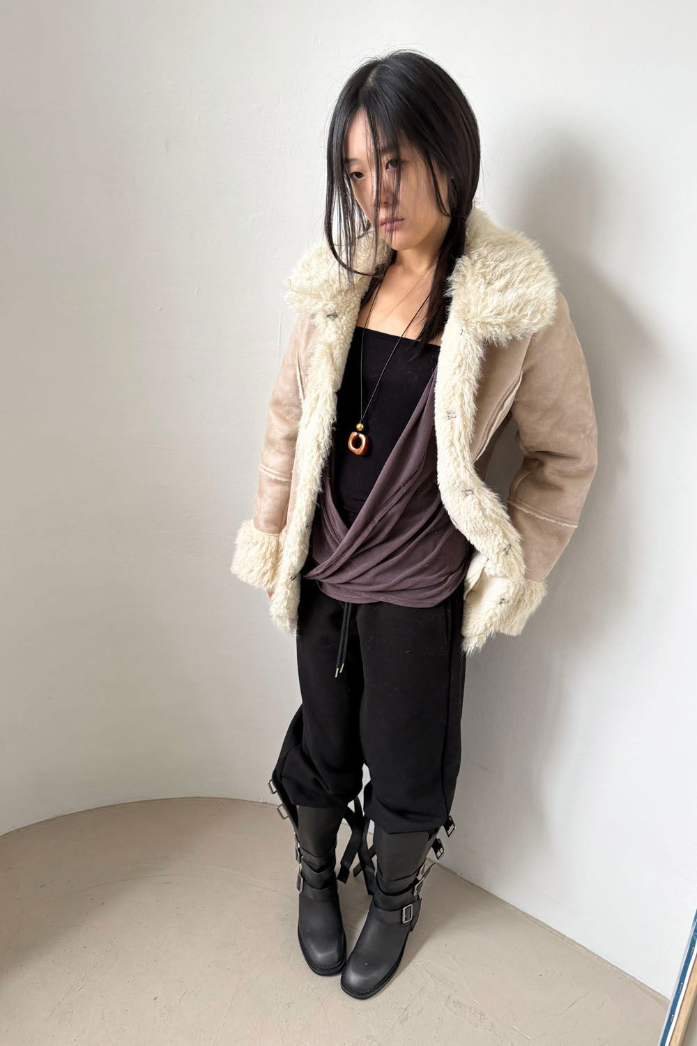 바지 모델 착용 이미지-S1L3