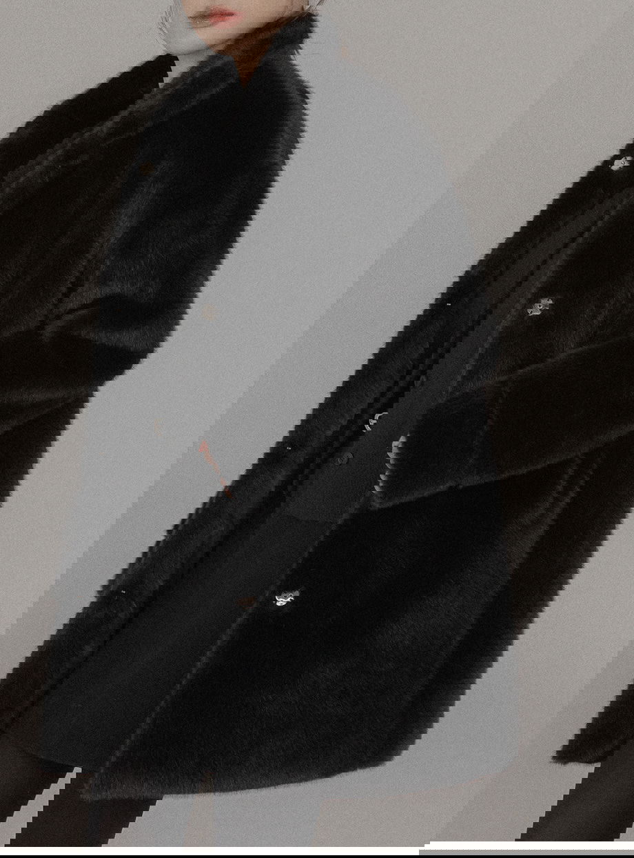 리리앤코 에포린즈 히든버튼 하이넥 퍼 자켓