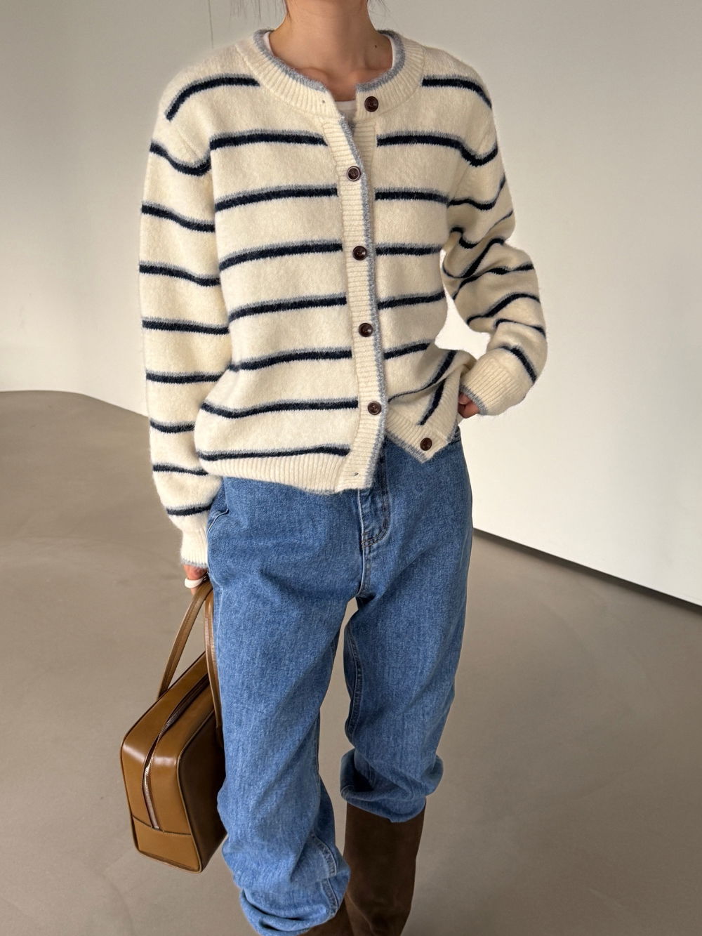 긴팔 티셔츠 모델 착용 이미지-S1L25