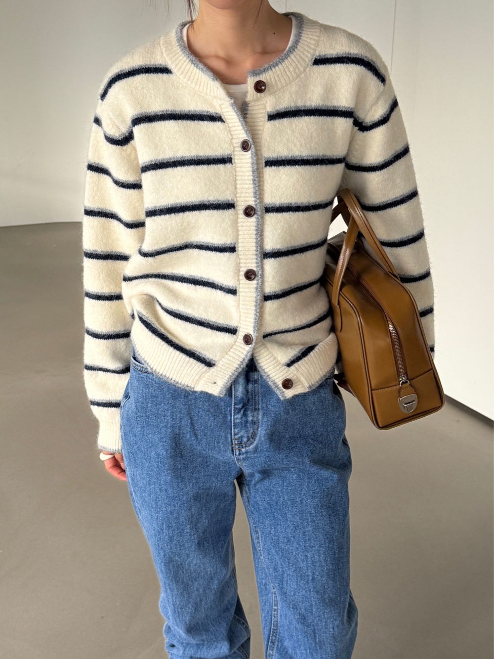 긴팔 티셔츠 모델 착용 이미지-S1L24