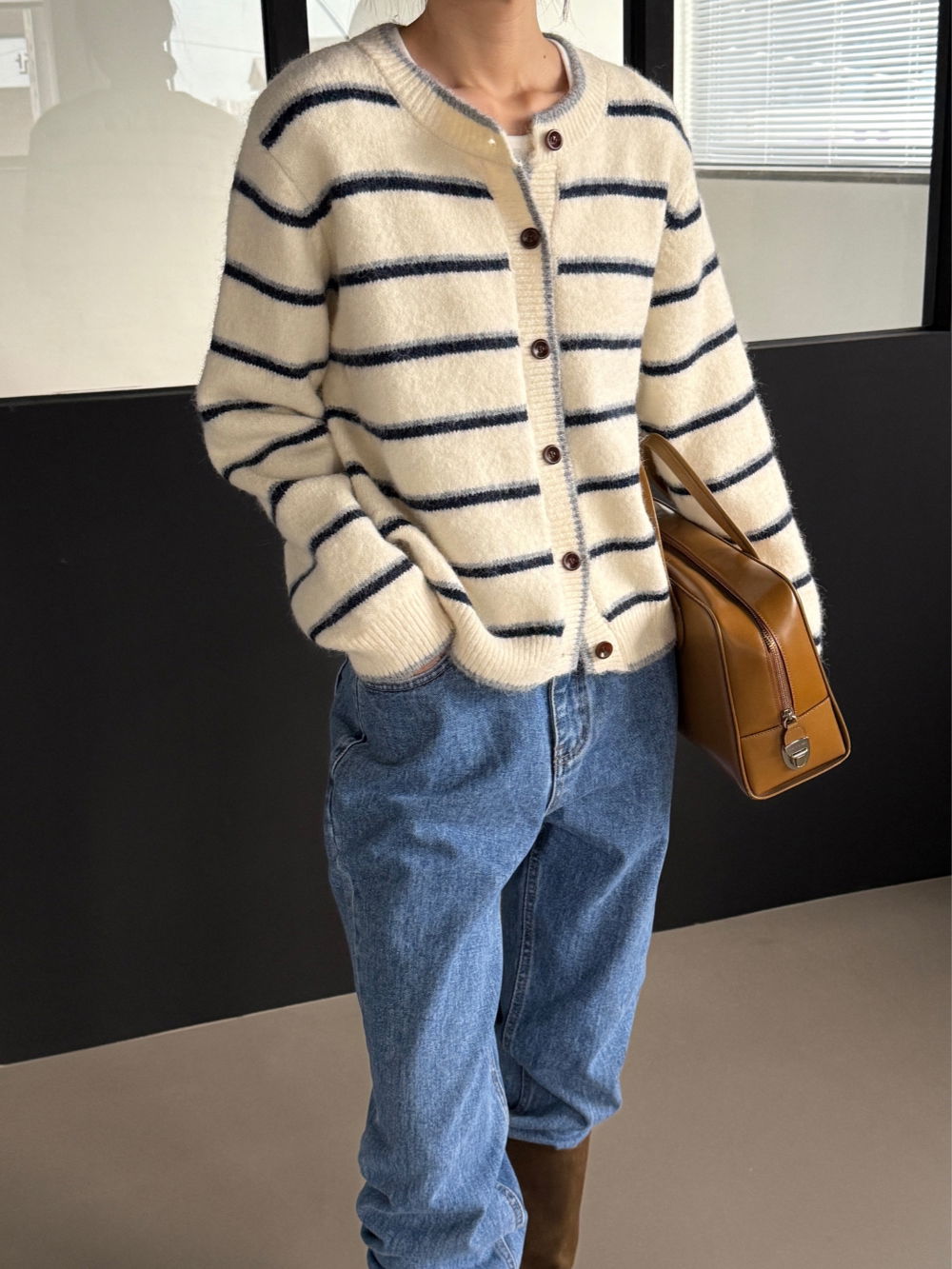 긴팔 티셔츠 모델 착용 이미지-S1L18