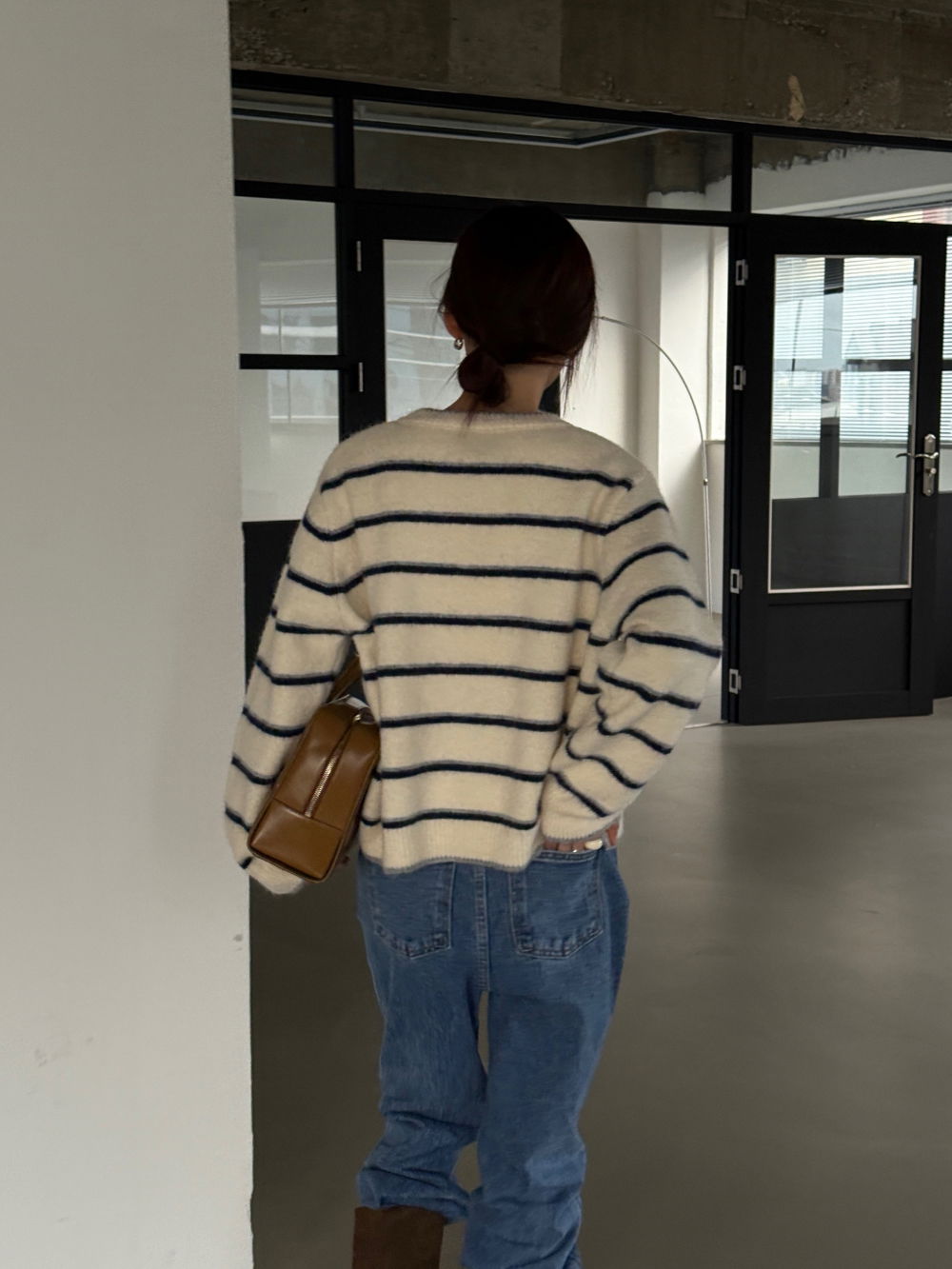 긴팔 티셔츠 모델 착용 이미지-S1L13