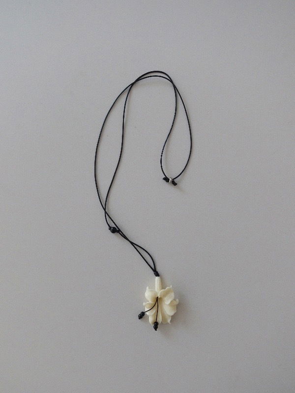 LILY FORMAICA NECKLACE