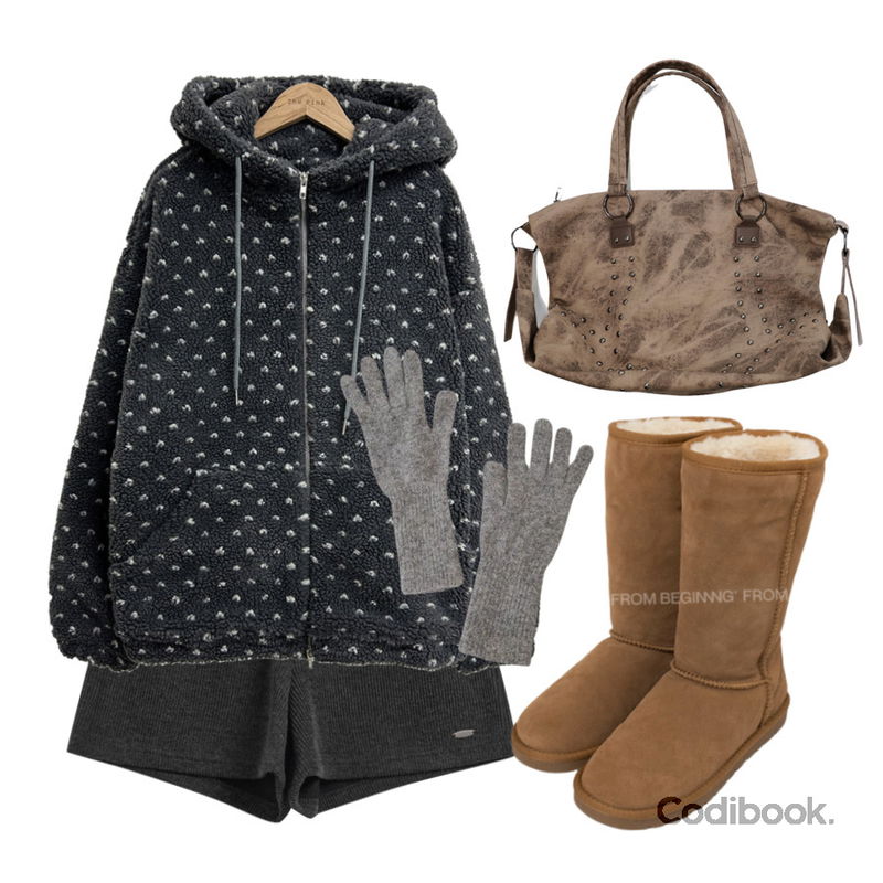 From Beginning(O) 폴딩 미들 어그 부츠 (3type),DANGDANG GIRL 빅사이즈 S-4XL 마렝 골지 니트 팬던트 하이웨스트 밴딩 숏 팬츠 반바지,wonderwonder 노라 레더 스터드 빅 숄더백등을 매치한 코디