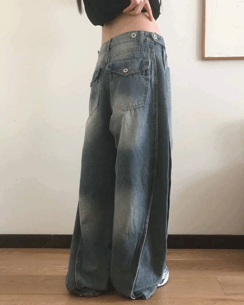 側邊打褶後口袋寬鬆丹寧牛仔褲