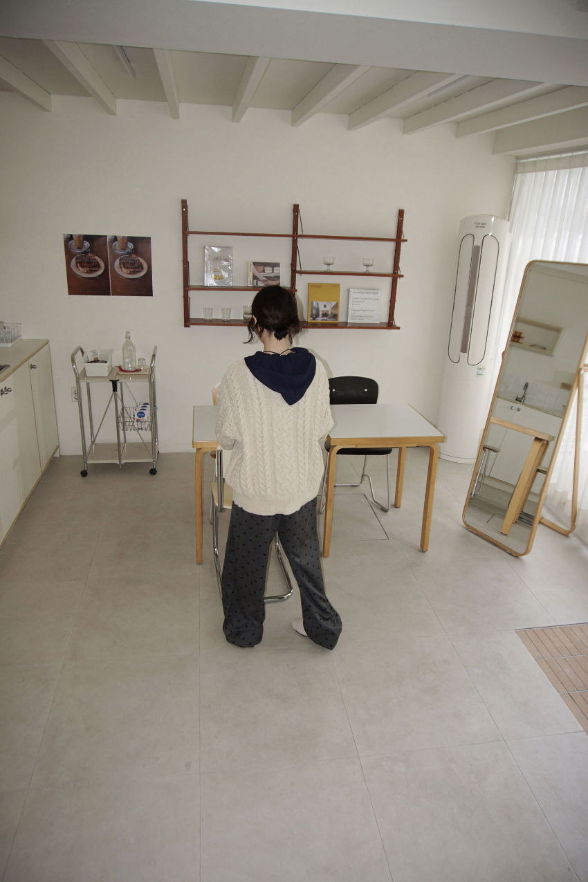 긴팔 티셔츠 모델 착용 이미지-S1L63