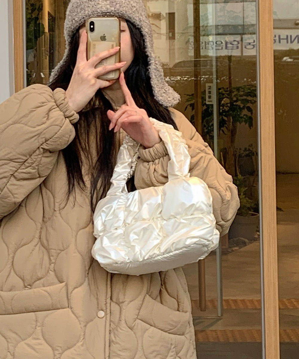 패딩 유광 핸드백 미니백 펄 누빔 스냅 버튼 단추