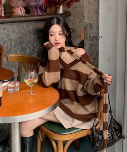 단가라 오버핏 브이넥 니트 스트라이프 트임 긴팔