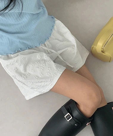 Flory Daisy Embo Shorts (Ships Today) 短裤