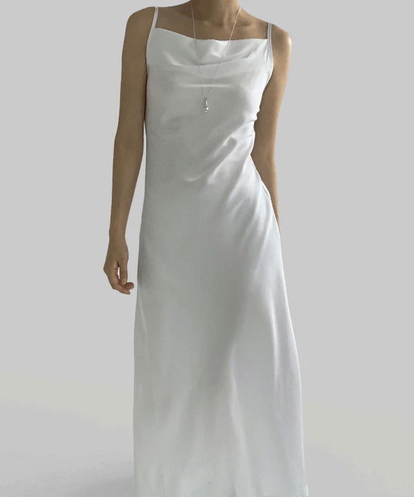 方領細肩帶緞面長版無袖洋裝