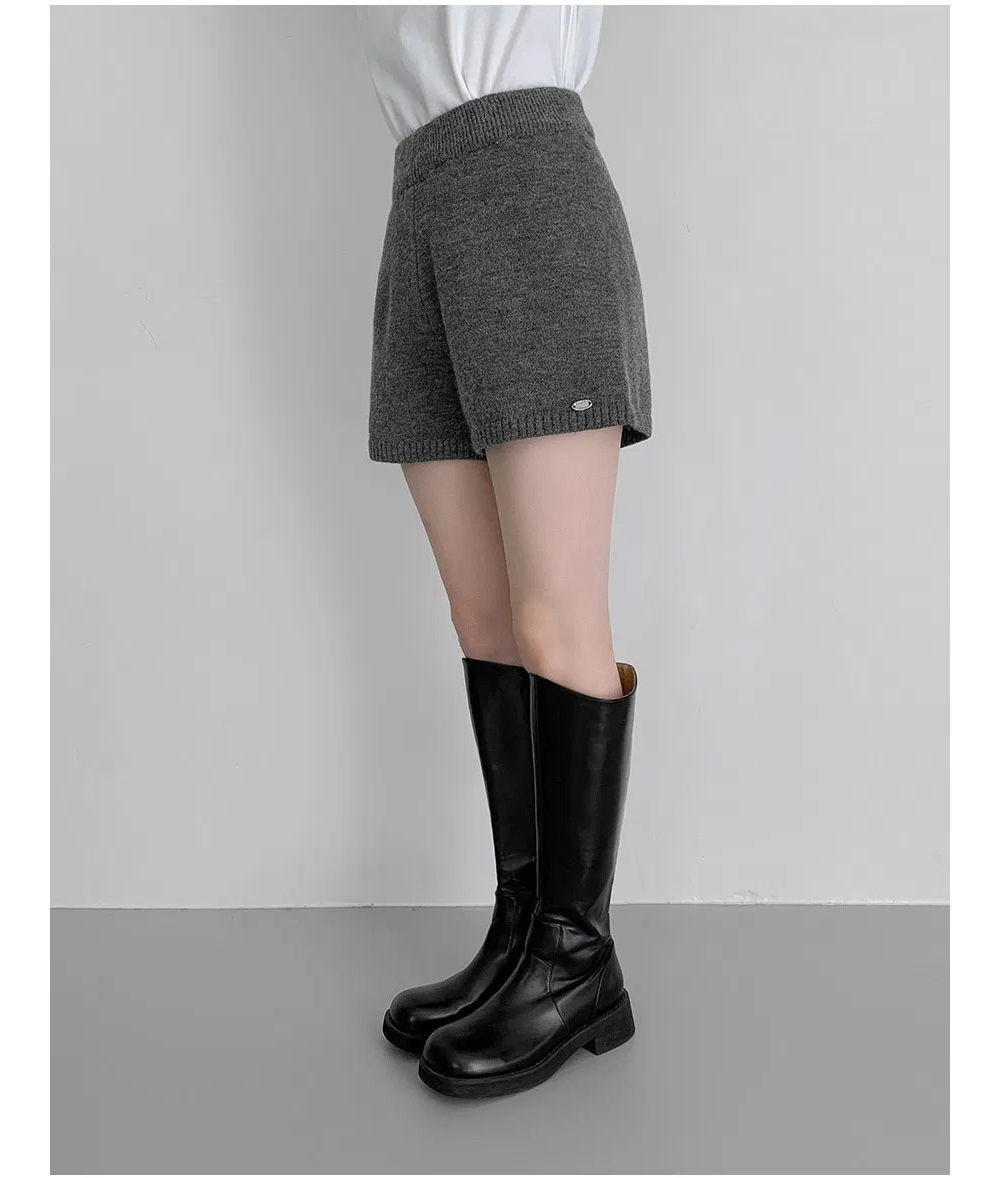 long sleeved tee model image-S1L63