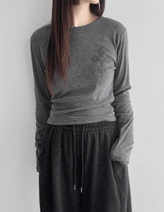 Bold Cross Crop Round T-shirt