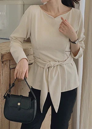 하스레피 피치기모 페플럼 리본 스트랩 블라우스