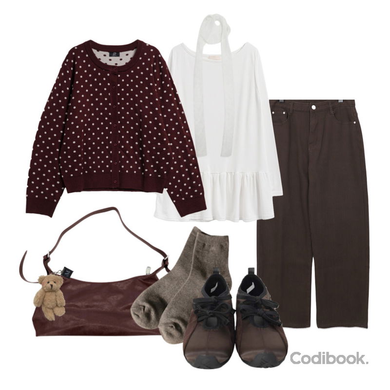 MUCENT MUCENT SIGNATURE KEY RING 무센트 시그니처 키링,wonderwonder 라잇 레더 바게트 숄더백,common unique 코튼 100% 데일리 삭스등을 매치한 코디