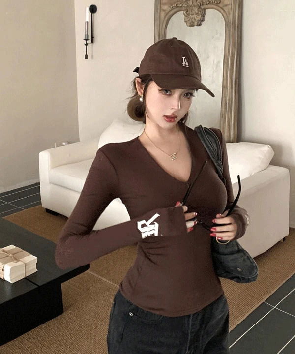 D83 Graphic Sleeve Zipper Slim Top