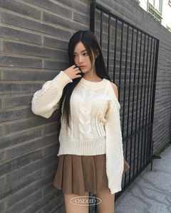 Jelling One Off-Shoulder Twisted Knitwear