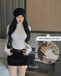 A soft Turtleneck turtleneck with a fingerhole warmer, long sleeves, and a slim-fit, long-sleeved winter inner.